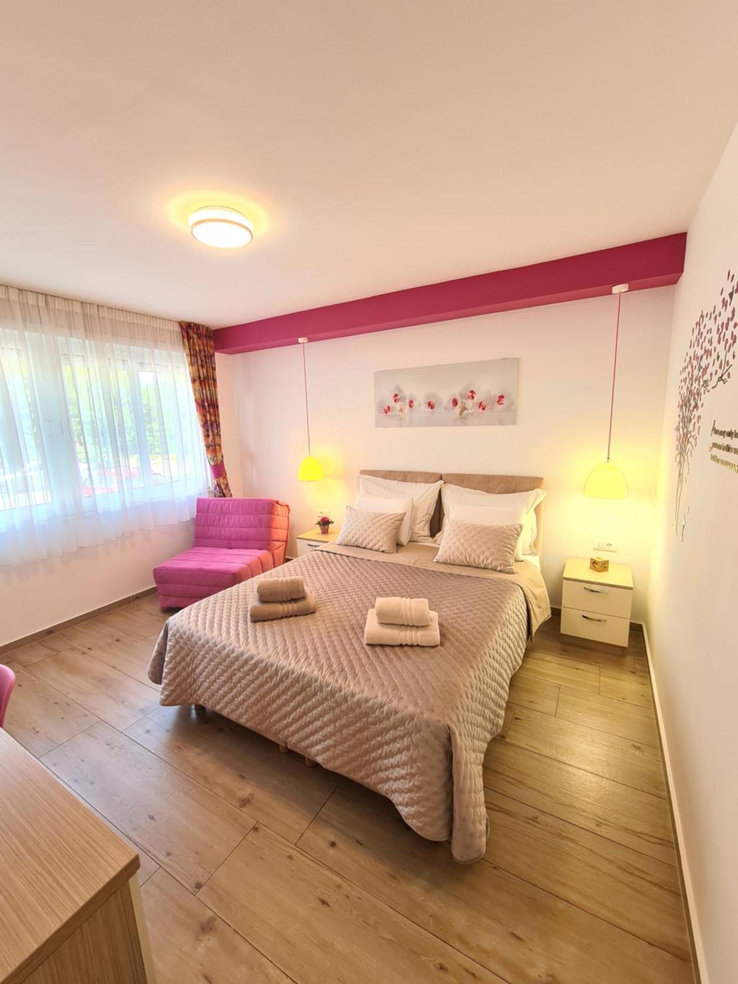 Coloured Rooms Split Exterior photo