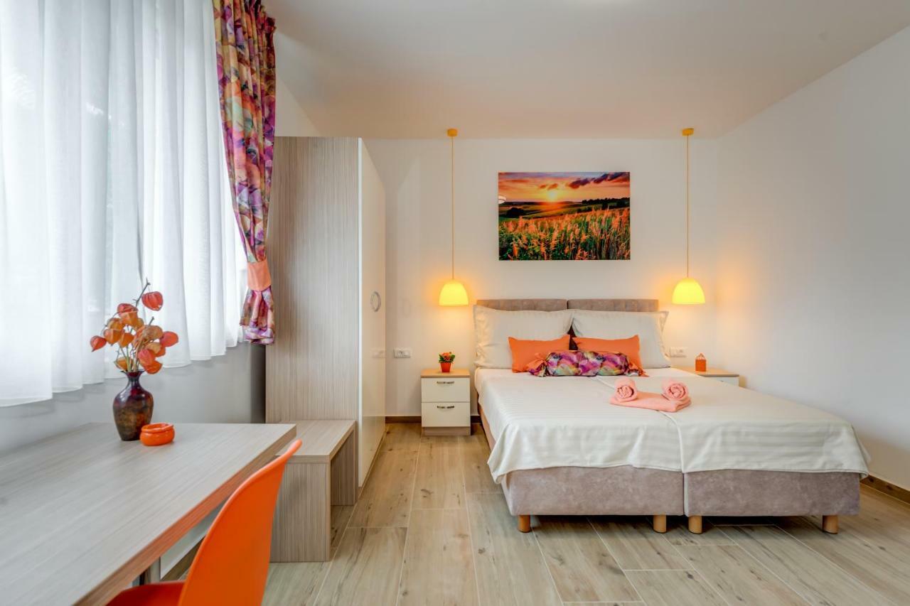 Coloured Rooms Split Exterior photo