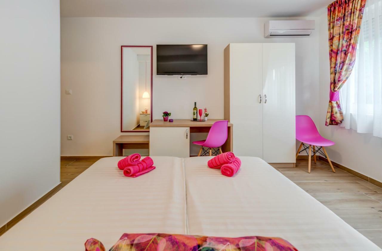 Coloured Rooms Split Exterior photo